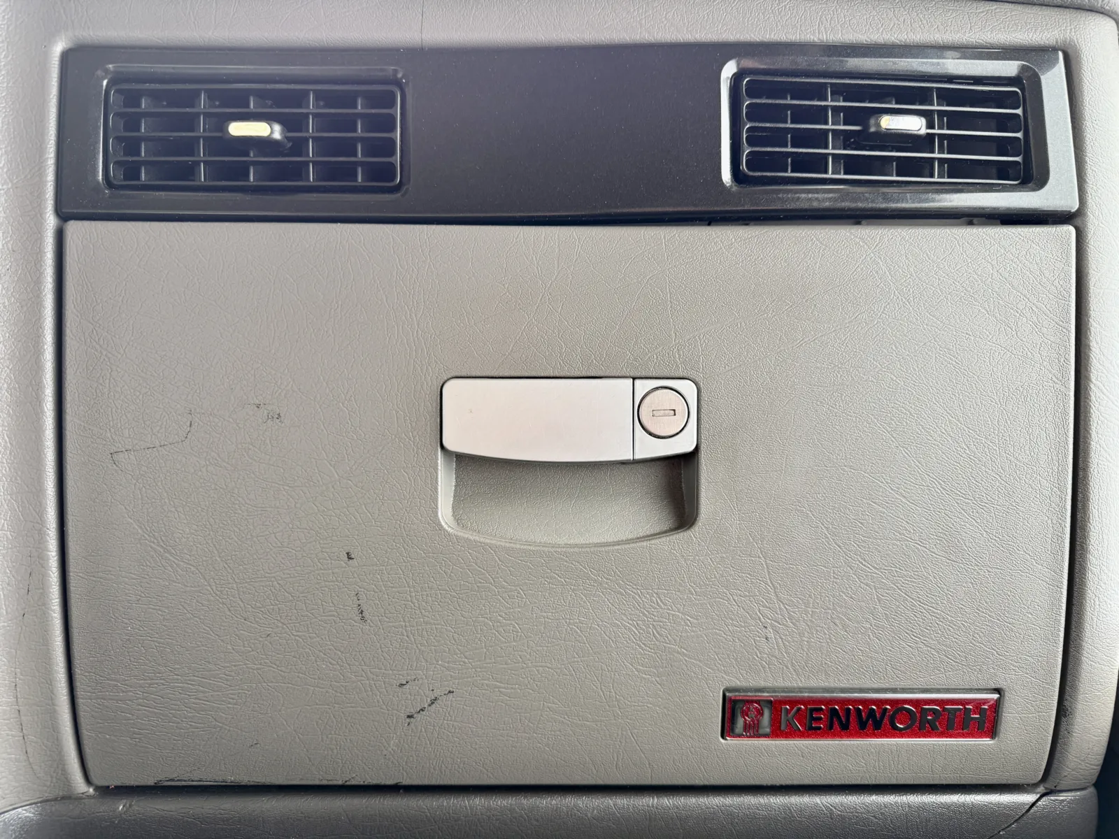 2012 Kenworth T800 - image 19