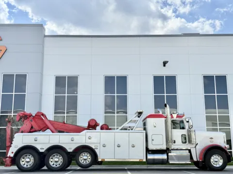 Another view of 2017 PETERBILT 389 for sale in New Lenox, IL at Forge Truck Centers - Illinois
