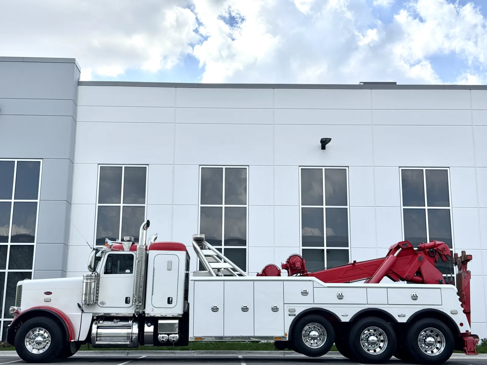 2017 Peterbilt 389 - image 4