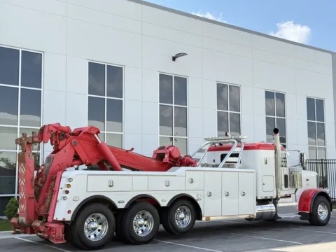 More photos of 2017 PETERBILT 389 at Forge Truck Centers - Illinois, IL