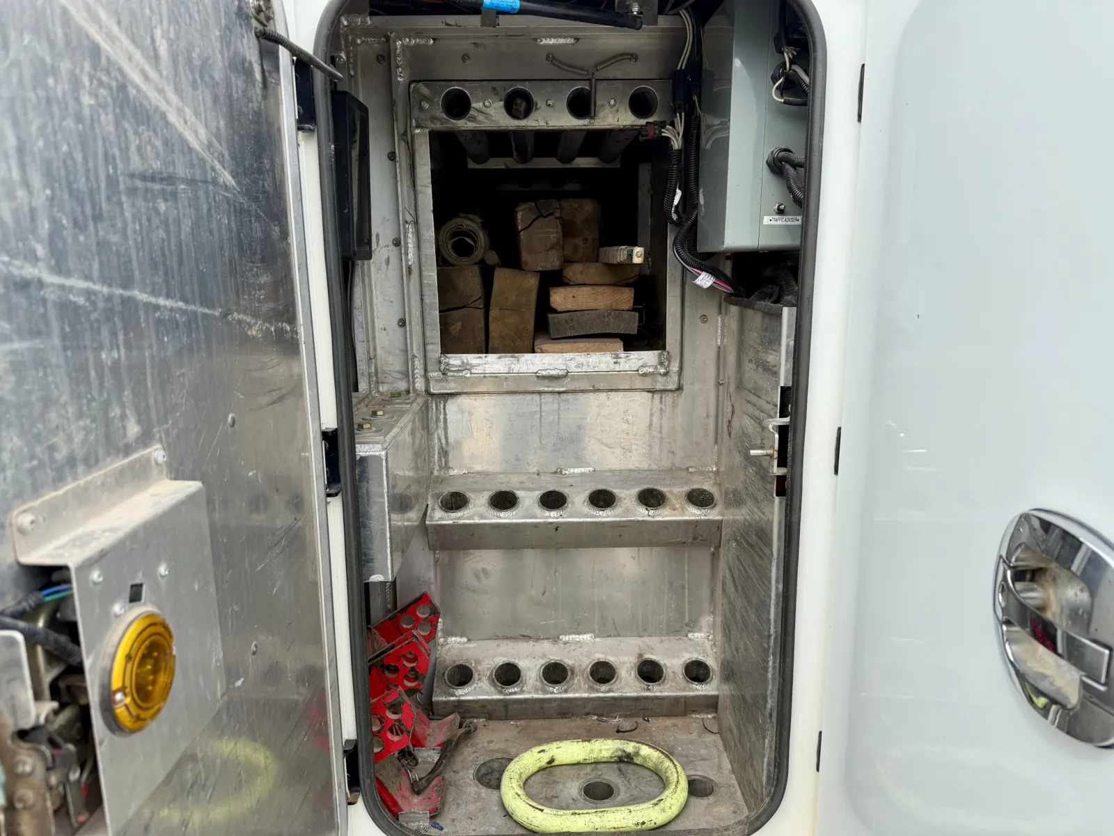 2017 Peterbilt 389 - image 14