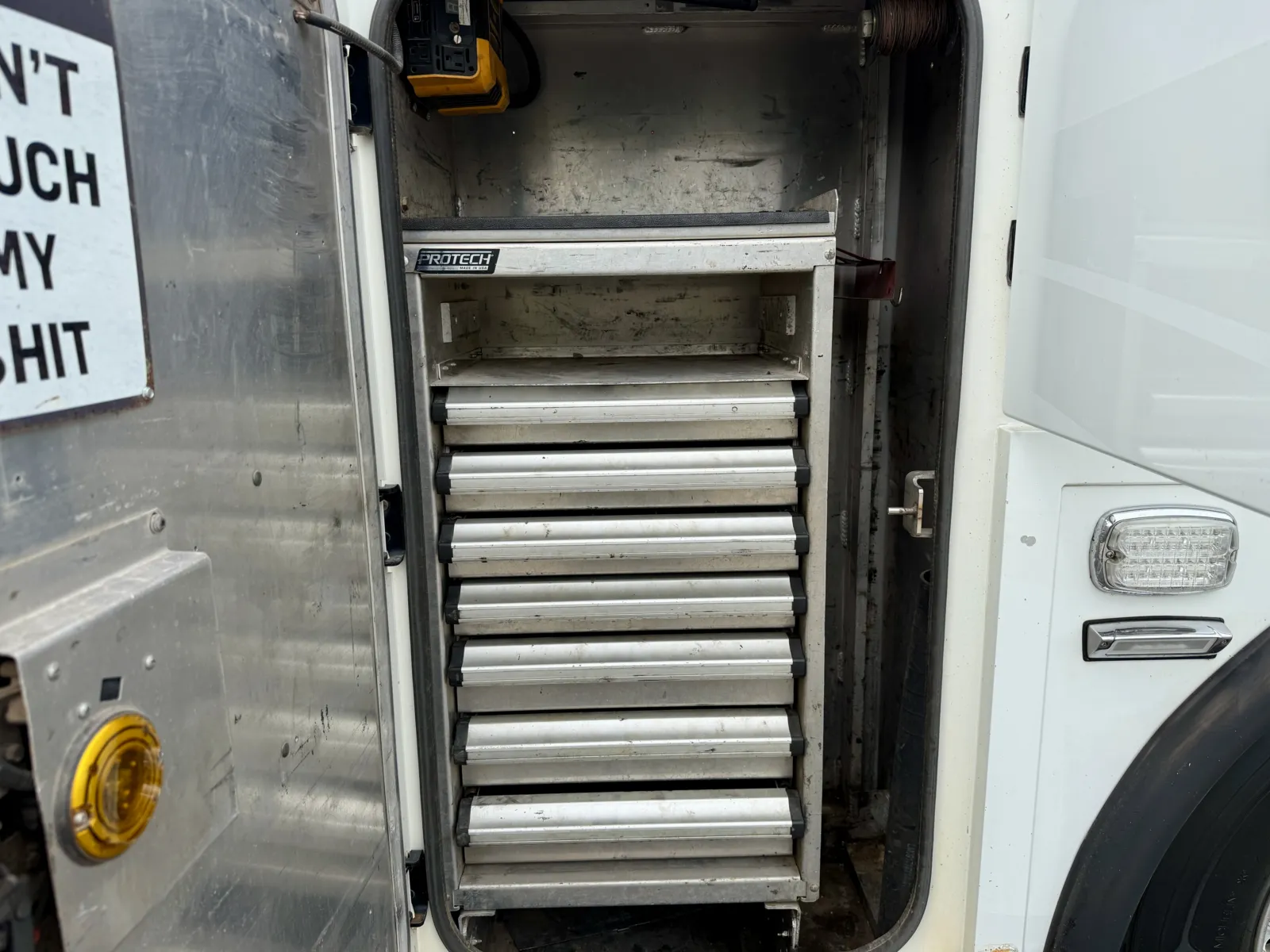 2017 Peterbilt 389 - image 16