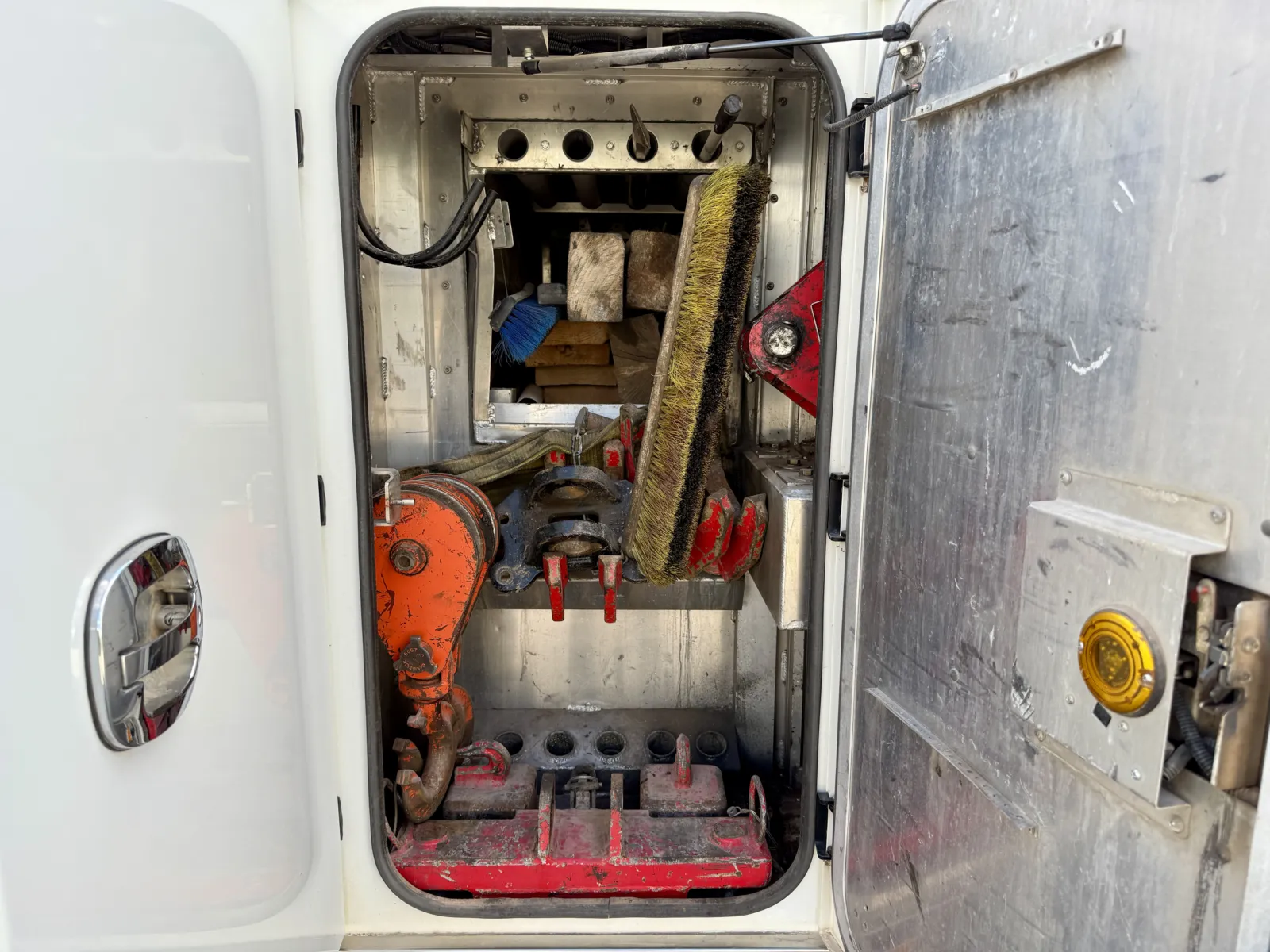 2017 Peterbilt 389 - image 20