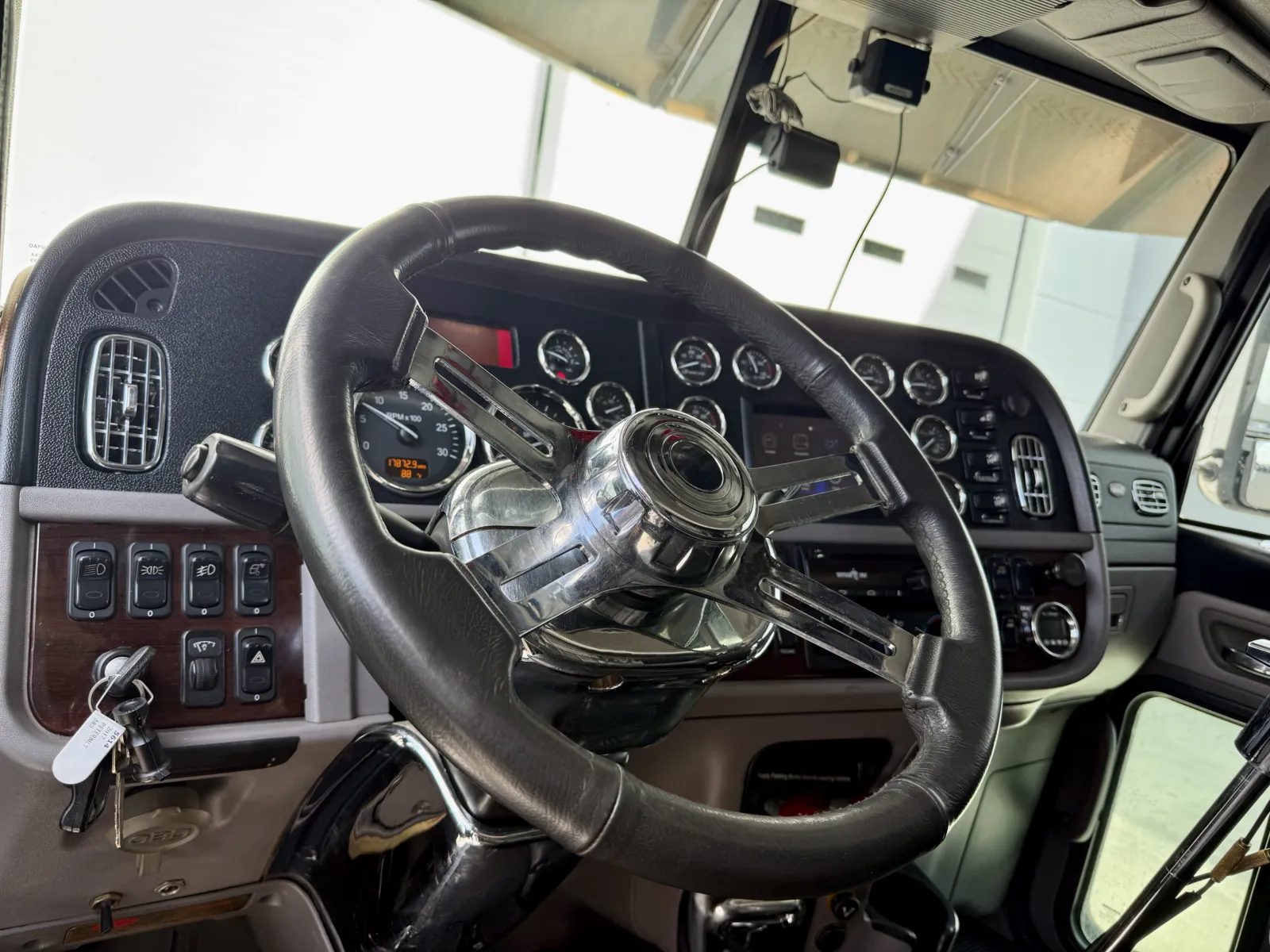 2017 Peterbilt 389 - image 29