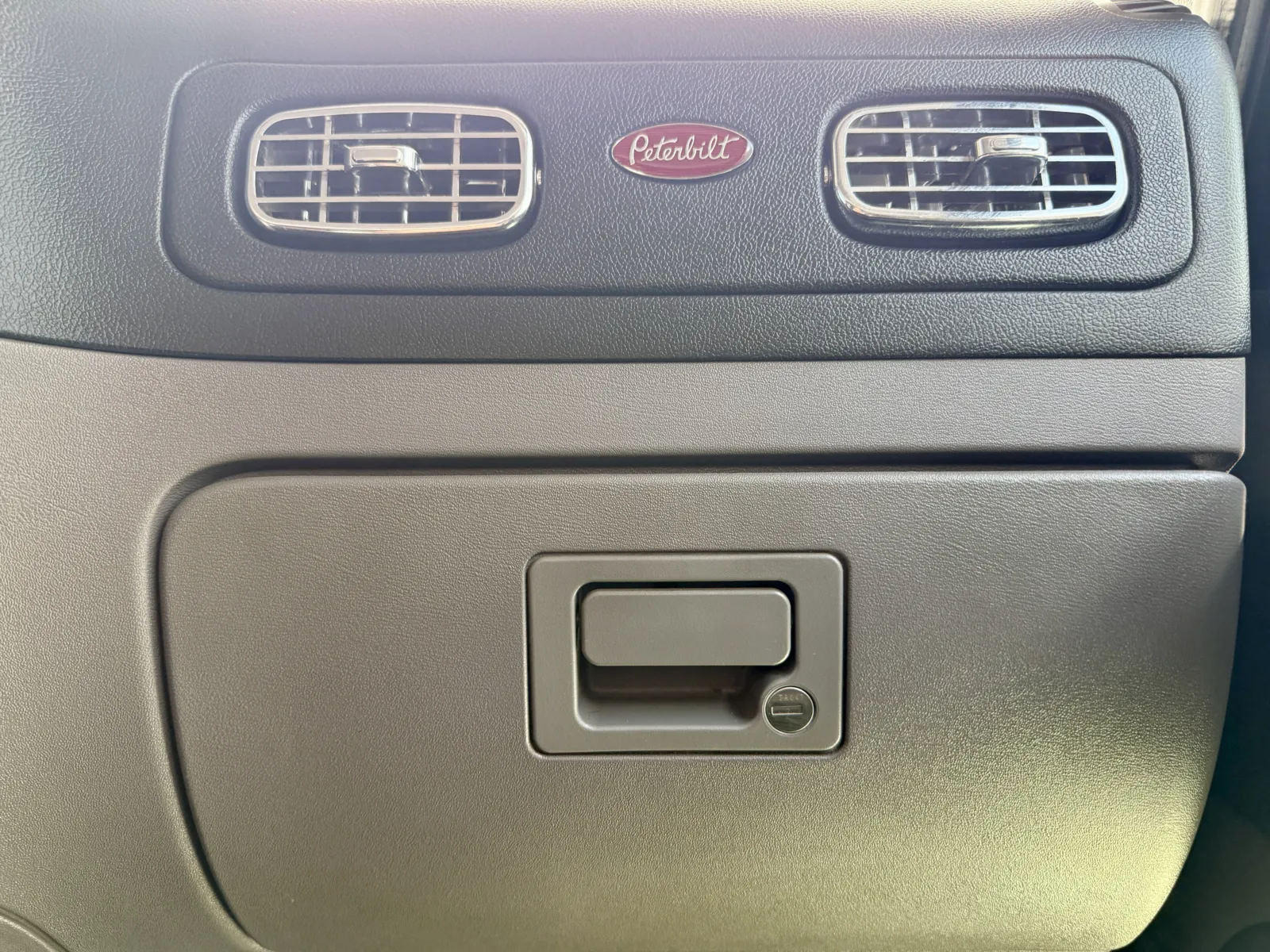 2017 Peterbilt 389 - image 33