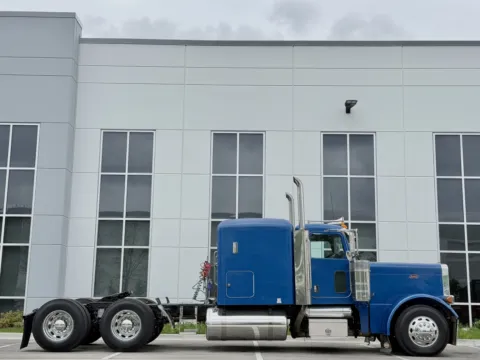 Another view of 2006 PETERBILT 379 for sale in New Lenox, IL at Forge Truck Centers - Illinois