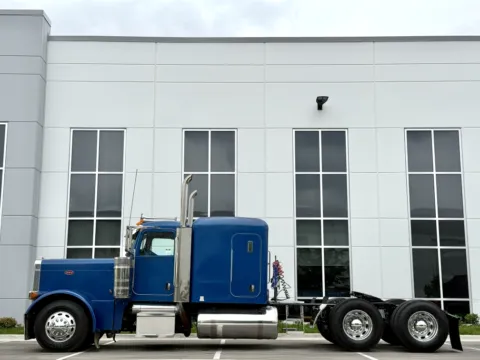 More photos of 2006 PETERBILT 379 at Forge Truck Centers - Illinois, IL