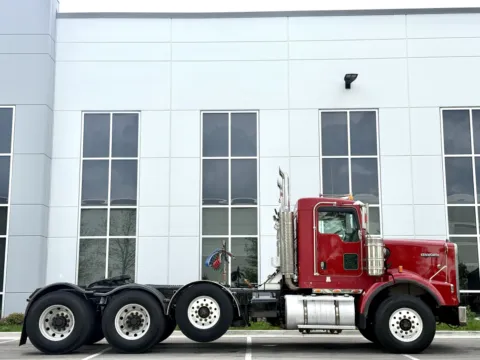 Another view of 2003 KENWORTH T800 for sale in New Lenox, IL at Forge Truck Centers - Illinois