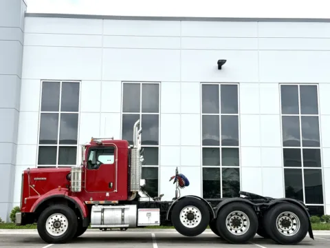 More photos of 2003 KENWORTH T800 at Forge Truck Centers - Illinois, IL