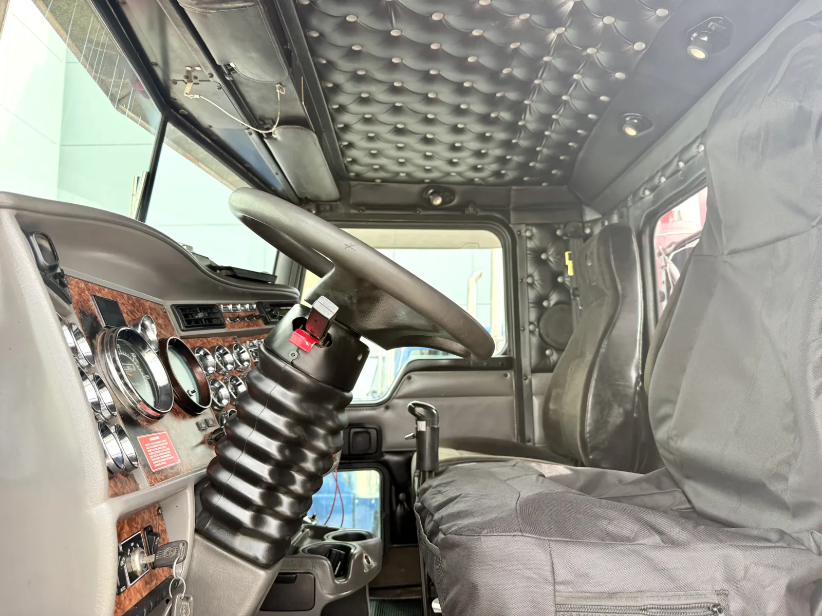 2003 Kenworth T800 - image 14