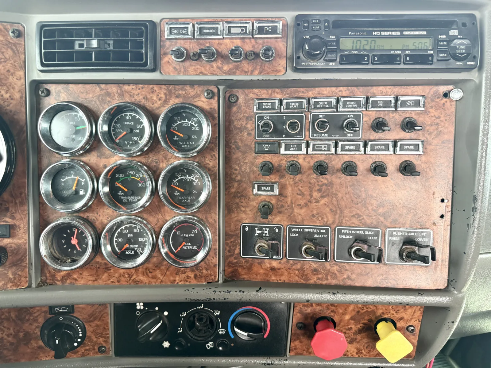 2003 Kenworth T800 - image 18