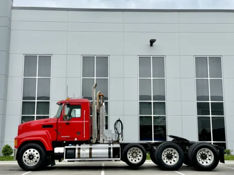 More photos of 2013 MACK CHU613 at Forge Truck Centers - Illinois, IL