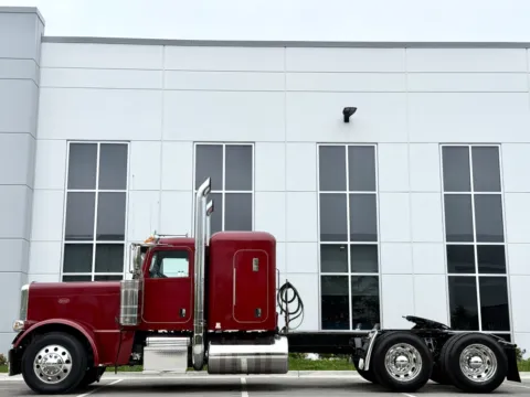 More photos of 2017 PETERBILT 389 at Forge Truck Centers - Illinois, IL