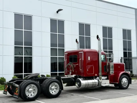 More photos of 2017 PETERBILT 389 at Forge Truck Centers - Illinois, IL