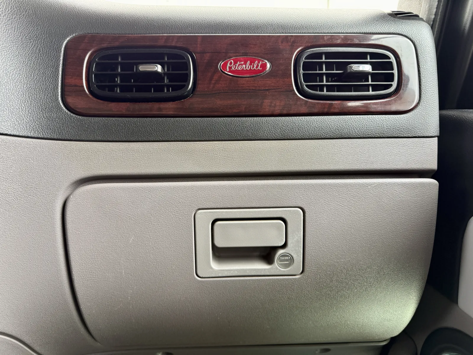 2017 Peterbilt 389 in New Lenox, IL — photo 19