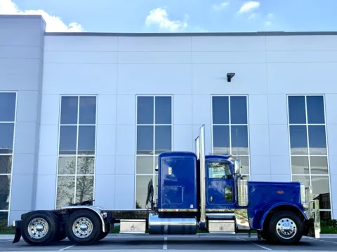 Another view of 2016 PETERBILT 389 for sale in New Lenox, IL at Forge Truck Centers - Illinois
