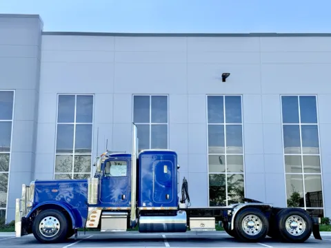 More photos of 2016 PETERBILT 389 at Forge Truck Centers - Illinois, IL