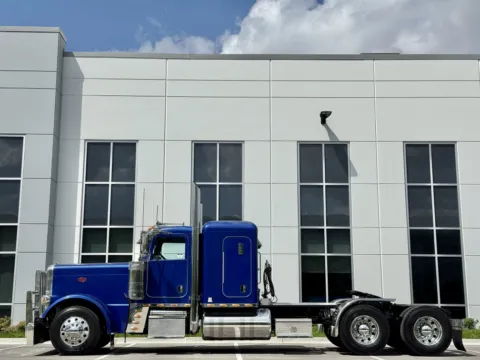 More photos of 2016 PETERBILT 389 at Forge Truck Centers - Illinois, IL