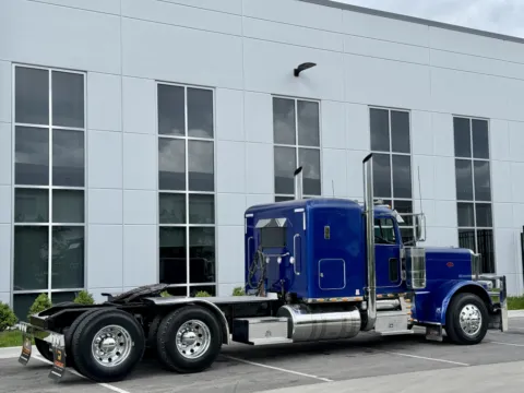 More photos of 2016 PETERBILT 389 at Forge Truck Centers - Illinois, IL