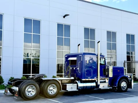 More photos of 2016 PETERBILT 389 at Forge Truck Centers - Illinois, IL