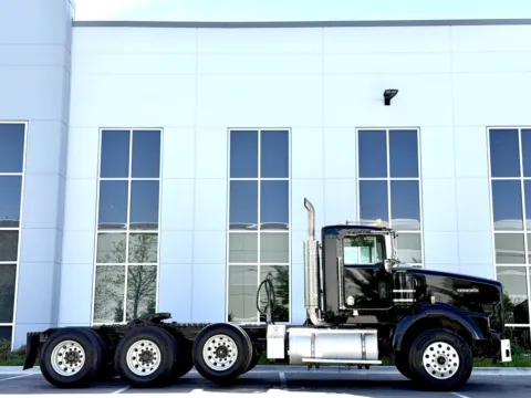 Another view of 1998 KENWORTH T800 for sale in New Lenox, IL at Forge Truck Centers - Illinois