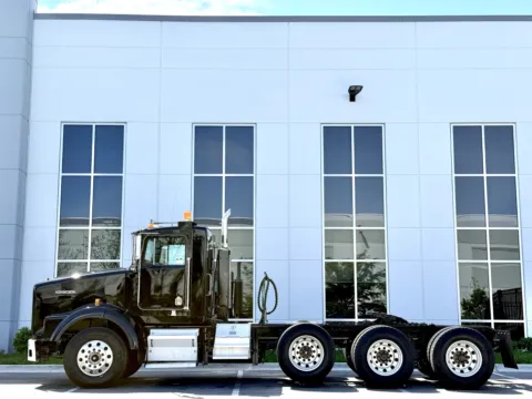 More photos of 1998 KENWORTH T800 at Forge Truck Centers - Illinois, IL