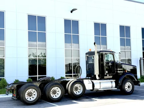 More photos of 1998 KENWORTH T800 at Forge Truck Centers - Illinois, IL
