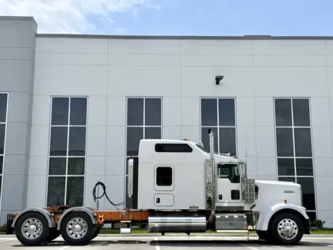 Another view of 2018 KENWORTH W900 for sale in New Lenox, IL at Forge Truck Centers - Illinois