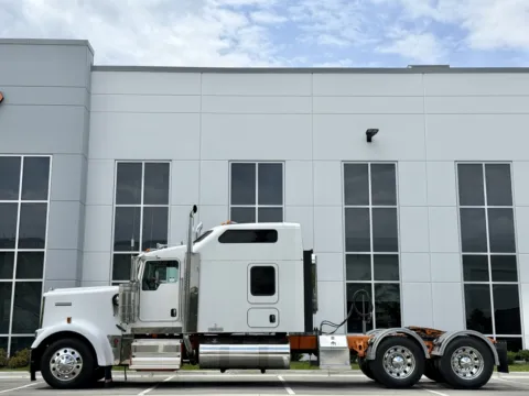 More photos of 2018 KENWORTH W900 at Forge Truck Centers - Illinois, IL