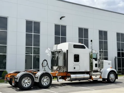 More photos of 2018 KENWORTH W900 at Forge Truck Centers - Illinois, IL