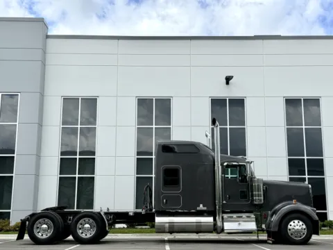 Another view of 2019 KENWORTH W900 for sale in New Lenox, IL at Forge Truck Centers - Illinois
