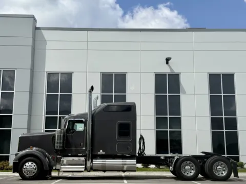More photos of 2019 KENWORTH W900 at Forge Truck Centers - Illinois, IL