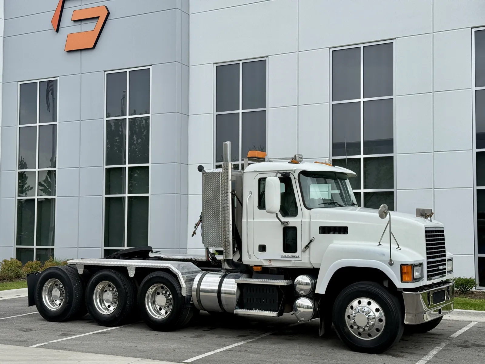 2010 Mack Pinnacle in New Lenox, IL — photo 2