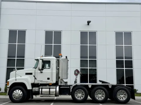 More photos of 2010 MACK CHU613 at Forge Truck Centers - Illinois, IL
