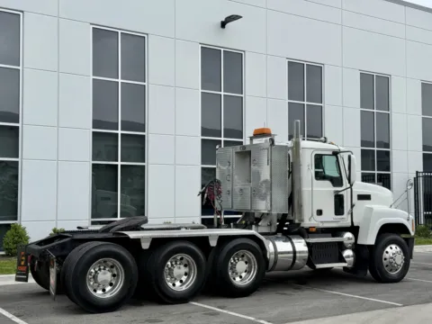More photos of 2010 MACK CHU613 at Forge Truck Centers - Illinois, IL