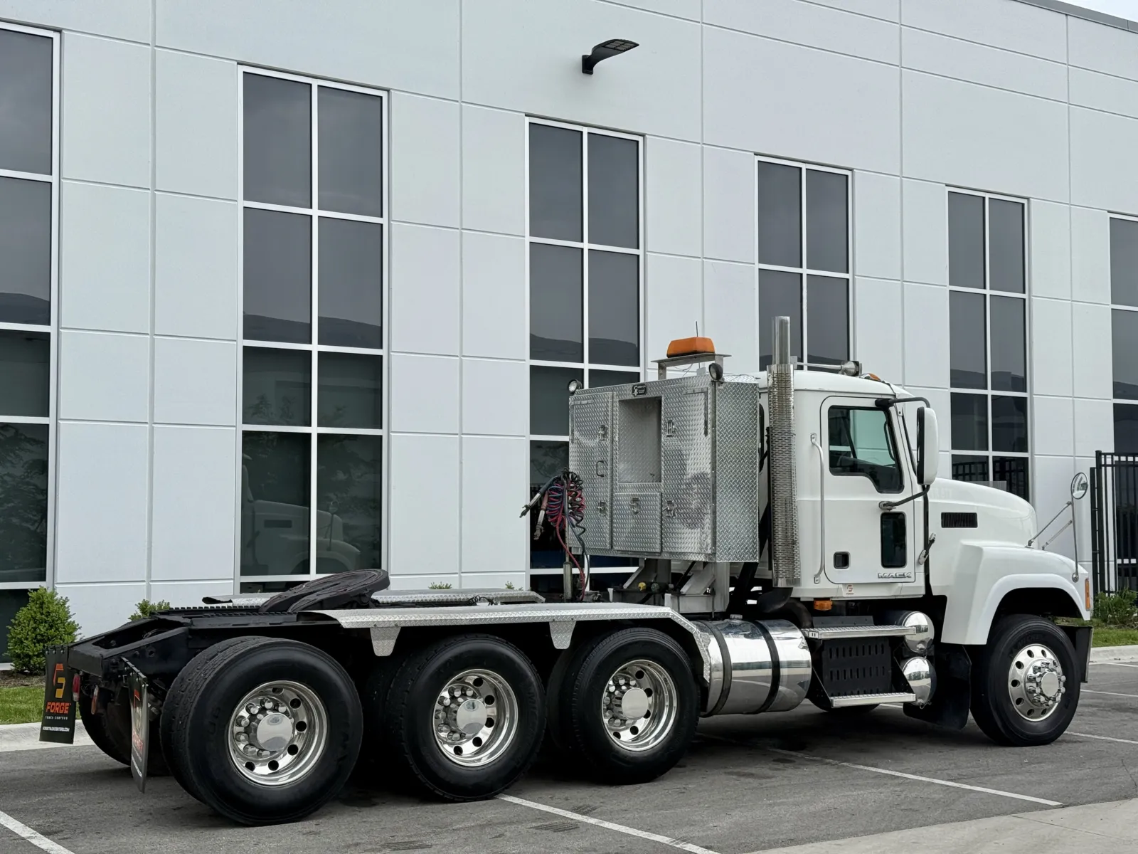 2010 Mack Pinnacle in New Lenox, IL — photo 5