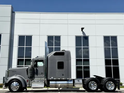 More photos of 2014 KENWORTH W900 at Forge Truck Centers - Illinois, IL