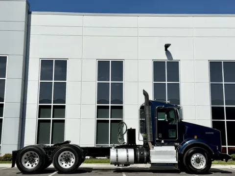 Another view of 2015 KENWORTH T800 for sale in New Lenox, IL at Forge Truck Centers - Illinois