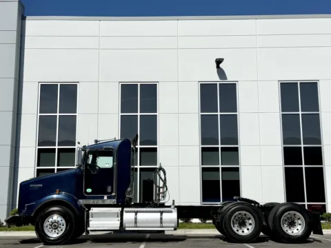 More photos of 2015 KENWORTH T800 at Forge Truck Centers - Illinois, IL