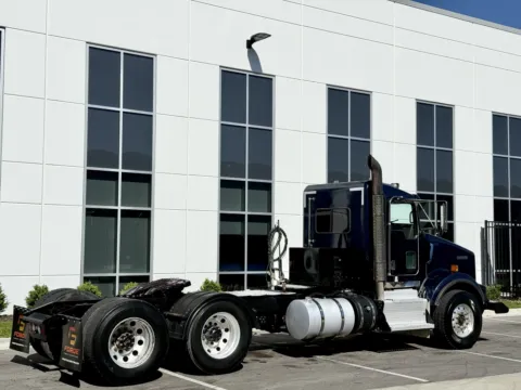 More photos of 2015 KENWORTH T800 at Forge Truck Centers - Illinois, IL