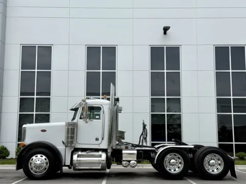 More photos of 2002 PETERBILT 379 at Forge Truck Centers - Illinois, IL