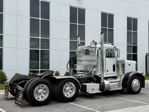More photos of 2002 PETERBILT 379 at Forge Truck Centers - Illinois, IL
