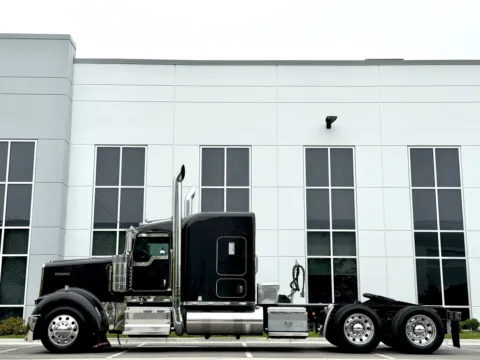 More photos of 2016 KENWORTH W900 at Forge Truck Centers - Illinois, IL