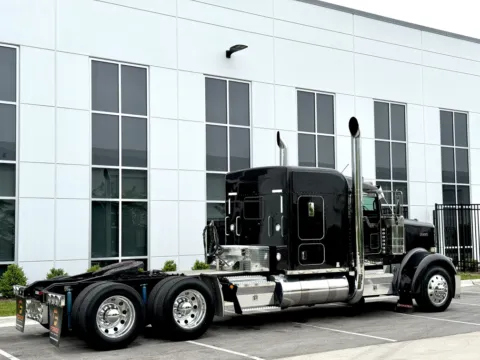 More photos of 2016 KENWORTH W900 at Forge Truck Centers - Illinois, IL