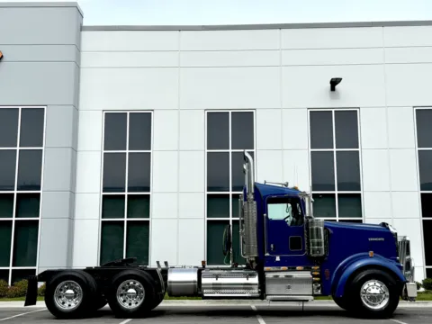 Another view of 2018 KENWORTH W900 for sale in New Lenox, IL at Forge Truck Centers - Illinois