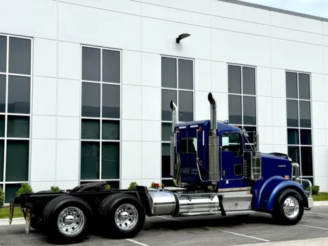 More photos of 2018 KENWORTH W900 at Forge Truck Centers - Illinois, IL
