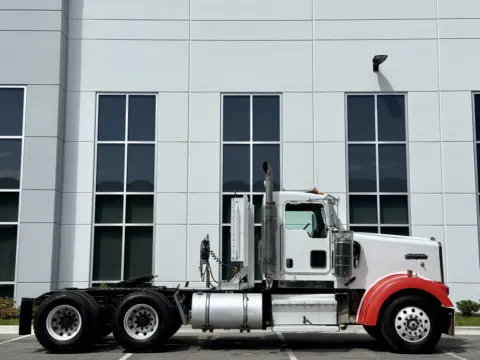 Another view of 2003 KENWORTH W900 for sale in New Lenox, IL at Forge Truck Centers - Illinois