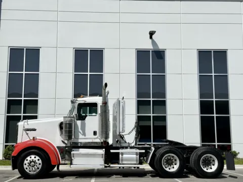 More photos of 2003 KENWORTH W900 at Forge Truck Centers - Illinois, IL