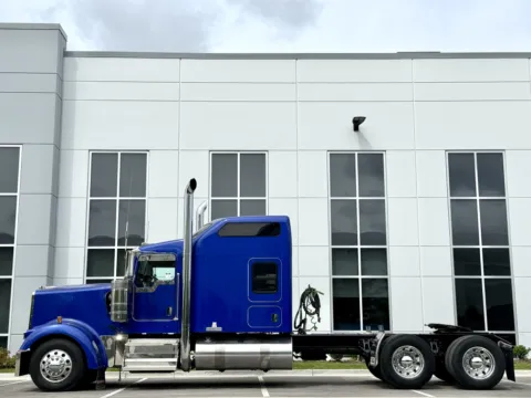 More photos of 2019 KENWORTH W900 at Forge Truck Centers - Illinois, IL