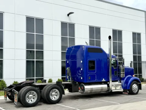 More photos of 2019 KENWORTH W900 at Forge Truck Centers - Illinois, IL
